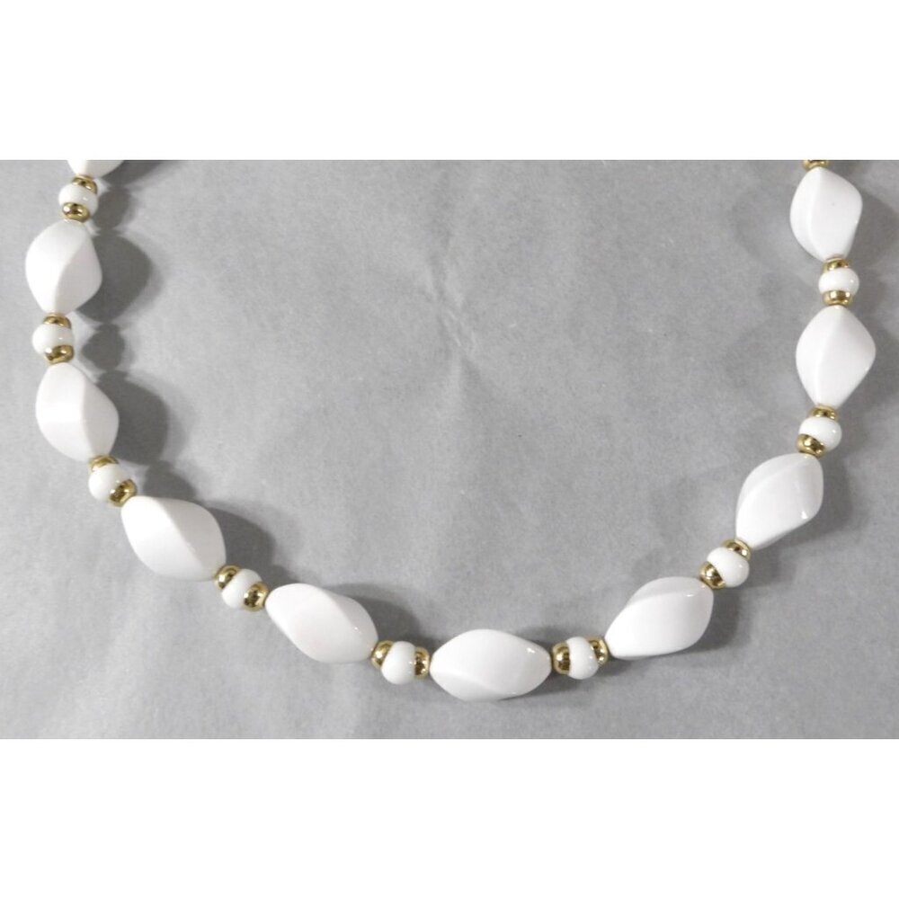 Vintage retro necklace lightweight white plastic beads with gold tone 22" - Picture 3 of 3